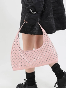 Pinkfarbene Lackleder-Hobotasche mit silbernen Nieten und Punk-Stil Schultergurt