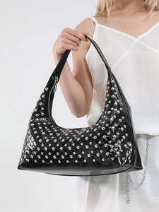 Schicke Hobo-Tasche aus schwarzem Lackleder mit silbernen Nieten für Rock-Style
