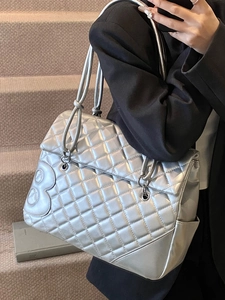 Borsa a spalla trapuntata argento con logo B in rilievo e tracolla a catena