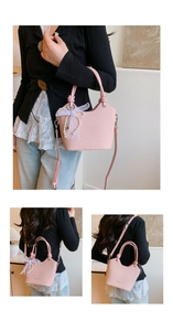 Vues détaillées du sac seau rose tissé avec nœud en dentelle et perles décoratives