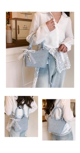 Détail d'un sac seau tressé bleu avec un nœud en dentelle blanche et un pendentif cœur perlé