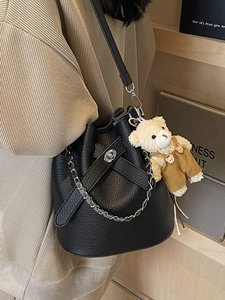 Schicke schwarze Eimertasche aus Leder mit Lychee-Maserung, Kette und Bären-Anhänger