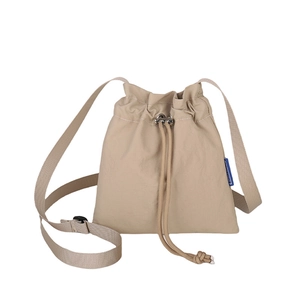 Grand sac à bandoulière imperméable en nylon beige avec cordon et sangle réglable
