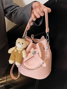 Rosa Eimer-Handtasche mit Litschi-Struktur, Silberverschluss und Bärenanhänger