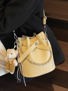 Hellgelbe Beuteltasche mit Litschi-Muster, Bärchen-Anhänger und Silberkette