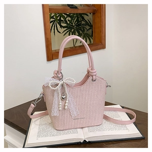 Sac seau rose texture tressée avec pendentif nœud en dentelle et perles et bandoulière