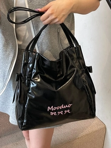 Black glossy patent leather tote bag with Mooduo embroidery and bows for commute