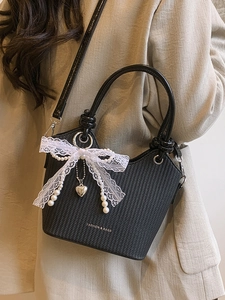 Sac seau tissé noir minimaliste avec nœud en dentelle, pompons perlés et pendentif coeur