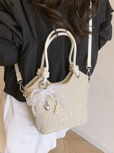 Sac seau tissé beige chic avec nœud en dentelle et breloques en perles