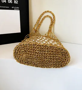 Détail du sac à main tissé doré avec pochette intérieure en coton blanc amovible