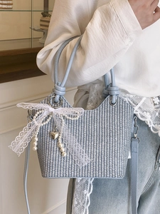 Sac seau tissé bleu clair chic avec nœud en dentelle et détails de perles