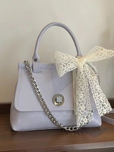 Sac à main lavande élégant en similicuir avec chaîne argentée et nœud en dentelle