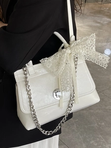 Sac à main chic en cuir ciré blanc avec nœud en dentelle et chaîne argentée