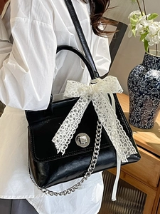 Porte-documents chic en cuir ciré noir avec chaîne argentée et décoration de nœud en dentelle