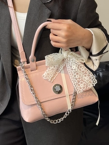 Sac à main rose brillant en cuir verni avec nœud en dentelle et chaîne