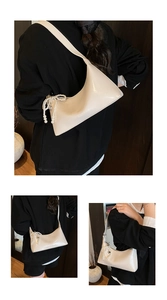 Détail du sac sous le bras en cuir blanc crème avec pendentif nœud en perles