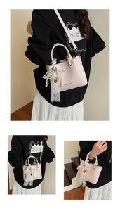 Détail du sac seau rose clair avec nœud en dentelle et perles et bandoulière cuir