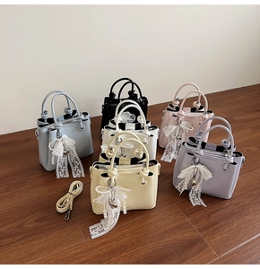 Collection de sacs seaux minimalistes avec pendentifs en perles et poignées nouées