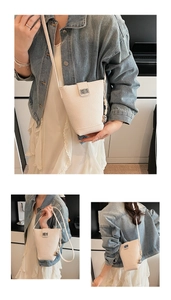 Trois perspectives d'un sac seau blanc en cuir grainé lychee avec fermoir en métal argenté