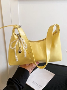 Sac sous le bras tendance en cuir PU brillant pour femmes avec pendentif perle nœud cœur sac hobo uni pour usage quotidien