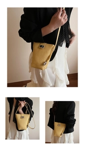 Vue détaillée du sac seau jaune à motif litchi avec fermoir argenté et décor de nœud