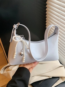 Sac sous le bras élégant bleu clair en similicuir avec nœud perlé et pendentif cœur