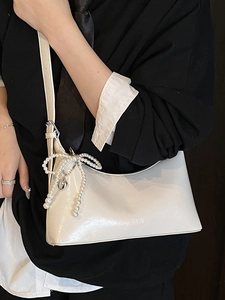 Sac hobo élégant blanc cassé en cuir souple avec breloque cœur en perles et sangle