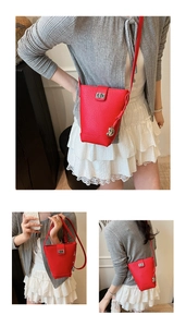 Vues détaillées d'un sac seau rouge en cuir grainé avec fermoir en métal et pendentif argent