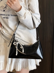 Sac hobo élégant en cuir souple noir avec pendentif nœud en perles pour femme sophistiquée