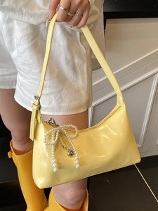 Sac hobo jaune en similicuir avec nœud en perles et breloque cœur pour femme chic