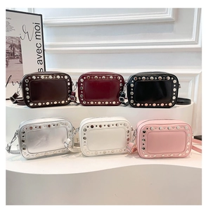 Detailweergave van camera tassen met studs in diverse kleuren zoals bordeaux en bruin