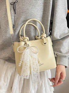 Sac seau beige chic avec nœud en dentelle perlée et bandoulière réglable