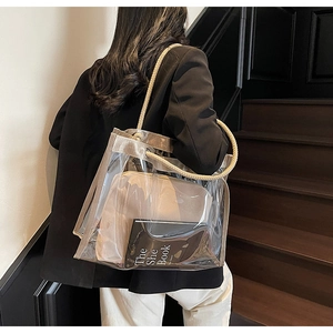 Detailansicht der transparenten PVC-Einkaufstasche mit Seilgriffen und Innentasche