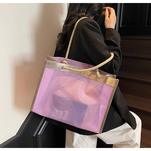 Makro-Detail der lila transparenten Jelly-Tote-Bag mit gewebtem Seilgriff und großem Fach