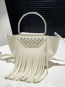 Borsa a secchiello bianca con frange, manico ad anello argento e borchie metalliche