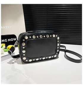 Dettaglio borsa a tracolla in PU nero con borchie metalliche rotonde argentate