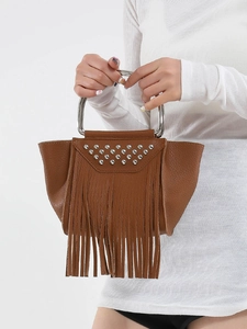 Borsa a secchiello marrone con frange, manico ad anello argento e borchie boho