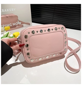 Borsa a tracolla in pelle verniciata rosa con borchie argento e cinturino sottile