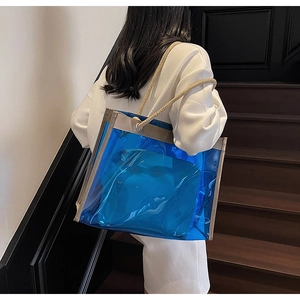 Detail der königsblauen transparenten Jelly-Tasche mit beigen Henkeln und Innentasche