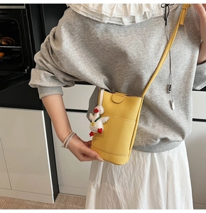Sac à bandoulière jaune pour téléphone en cuir texturé avec un joli pendentif de canard