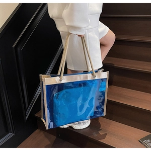 Detail der blauen transparenten Jelly-Tote-Bag mit Seilgriffen und Innentasche