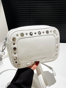 Borsa a tracolla bianca minimalista con borchie argentate e finitura in ecopelle