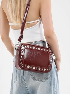 Borsa a tracolla bordeaux con borchie in pelle lucida e fibbia in argento regolabile