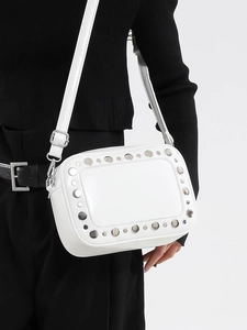Borsa a tracolla bianca minimalista con borchie argentate e finitura in ecopelle liscia