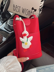 Petit sac bandoulière rouge en cuir grainé avec charmant pendentif canard blanc mignon