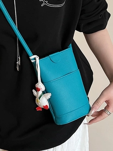 Sac bandoulière bleu vif en cuir grainé pour téléphone avec charm de canard blanc