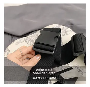 Detail des verstellbaren schwarzen Nylon-Schultergurts und der Schnalle der Canvas-Tasche