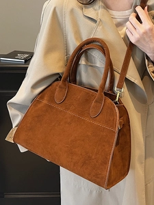 Bolso de mano retro británico de ante marrón oscuro con correa cruzada y gabardina