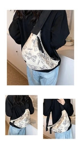 Detailansicht der Vamtac Umhängetasche mit Bärenprint, verstellbarem Gurt und Halbmondform