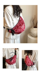 Lifestyle-Aufnahmen einer roten Halbmond-Brusttasche mit Bärenprint am Model getragen